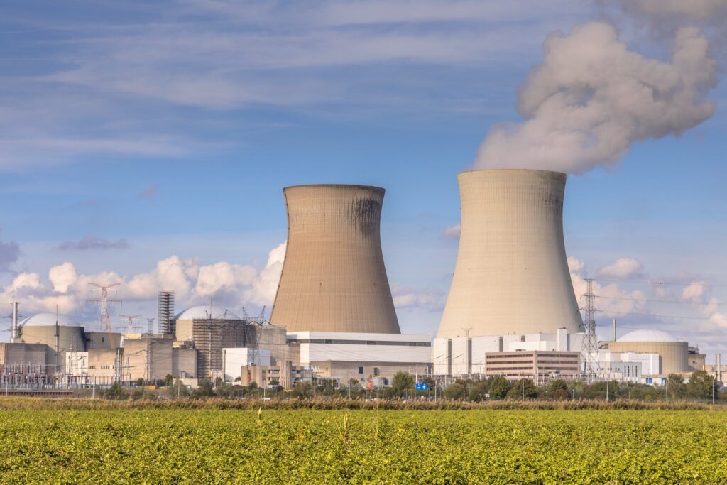 Nuclear power plant with cooling towers